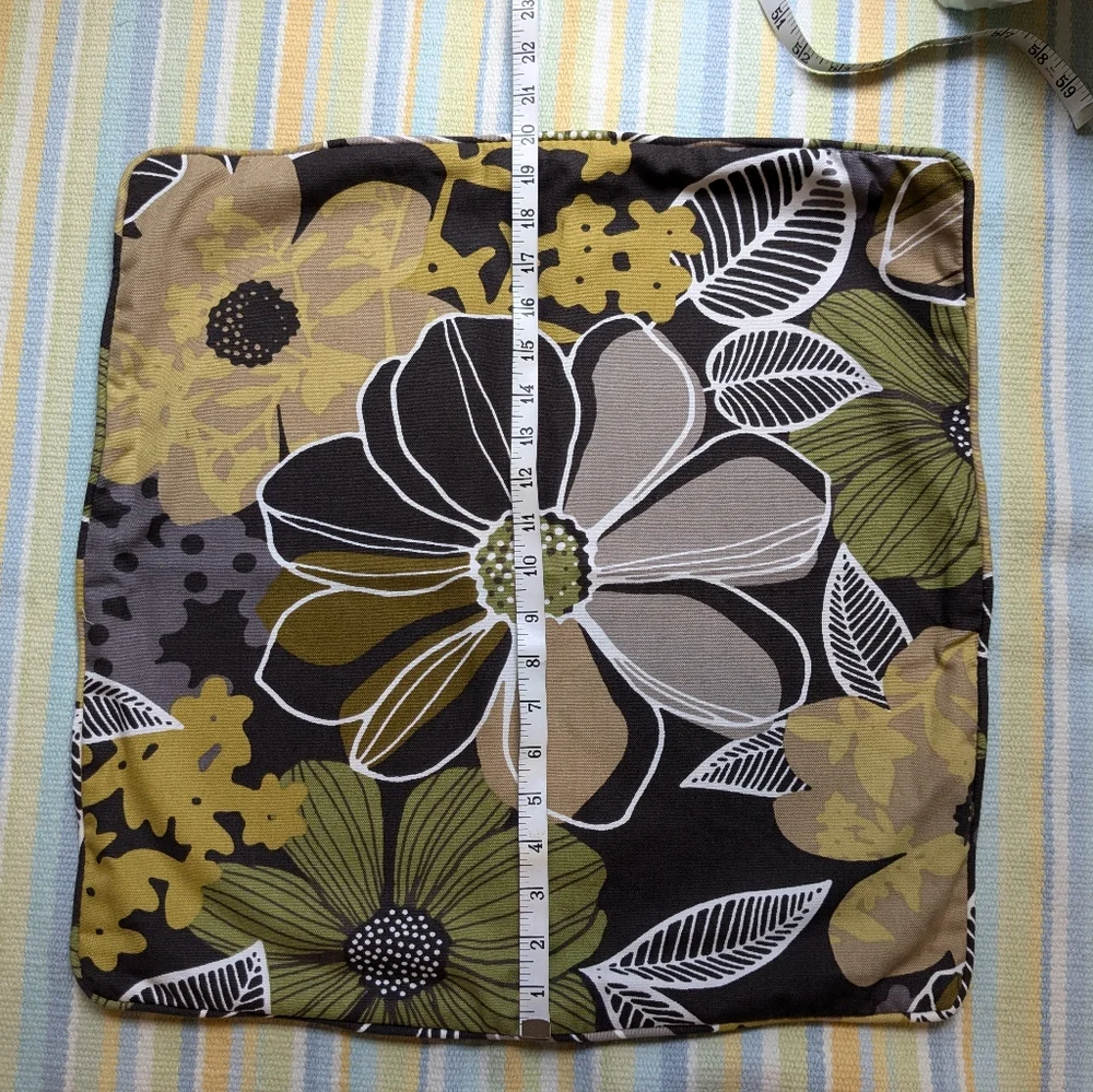 ⭐ Pair of Bassett floral pillow covers 20x20